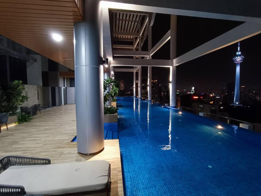 C14B Modern Infinity Pool Klcc Balcony View Apartment Kuala Lumpur Exterior photo