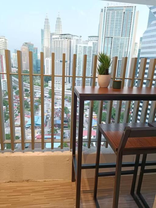 C14B Modern Infinity Pool Klcc Balcony View Apartment Kuala Lumpur Exterior photo