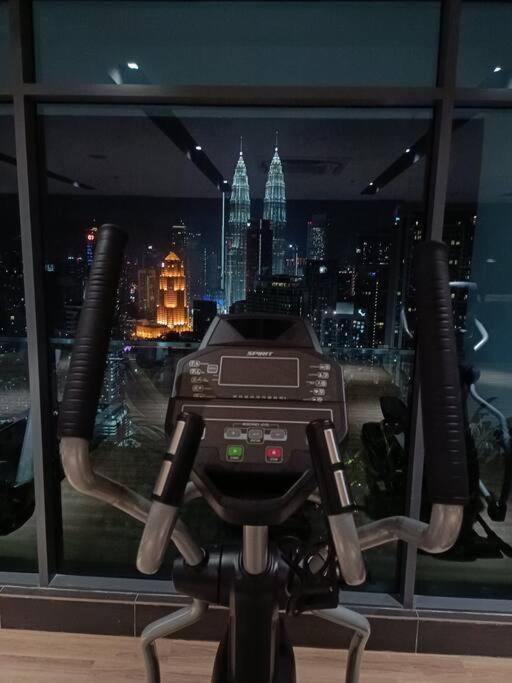 C14B Modern Infinity Pool Klcc Balcony View Apartment Kuala Lumpur Exterior photo