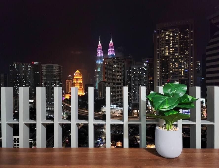 C14B Modern Infinity Pool Klcc Balcony View Apartment Kuala Lumpur Exterior photo