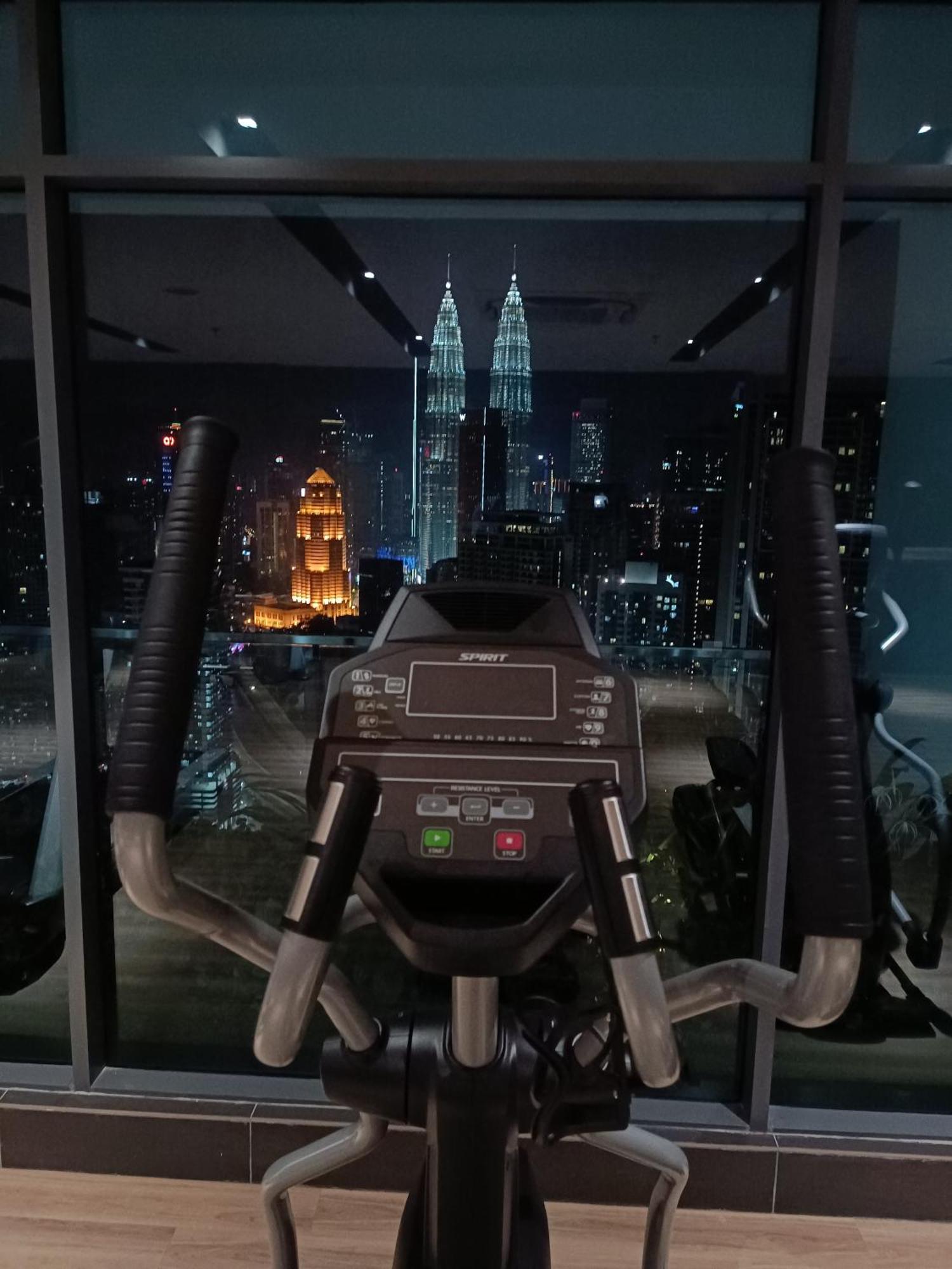 C14B Modern Infinity Pool Klcc Balcony View Apartment Kuala Lumpur Exterior photo
