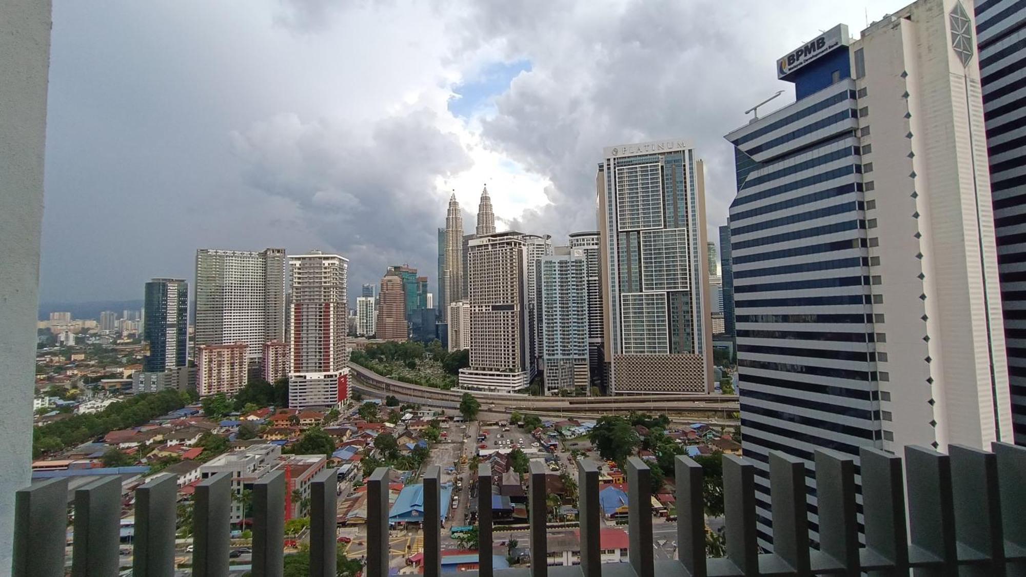 C14B Modern Infinity Pool Klcc Balcony View Apartment Kuala Lumpur Exterior photo